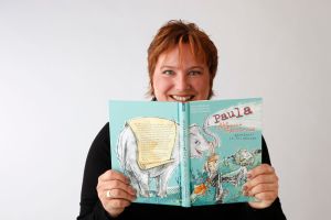 Diana Hillebrand mit dem Buch 'Paula die Tierpark-Reporterin'