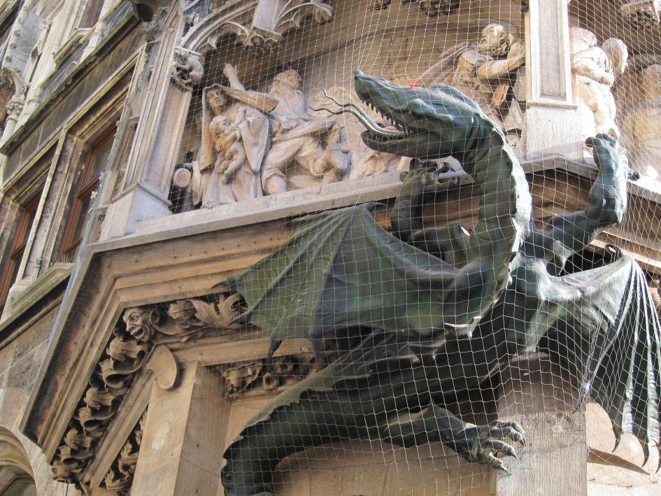 Pestdrache am neuen Münchner Rathaus